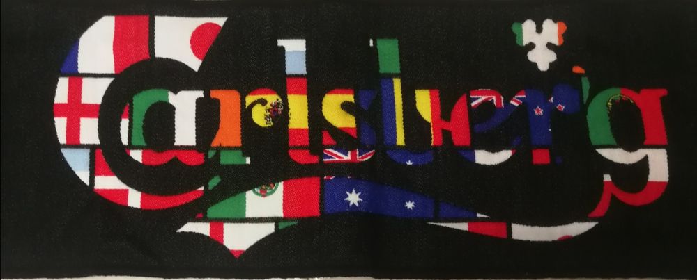 Cachecól Carlsberg com as bandeiras dos Países