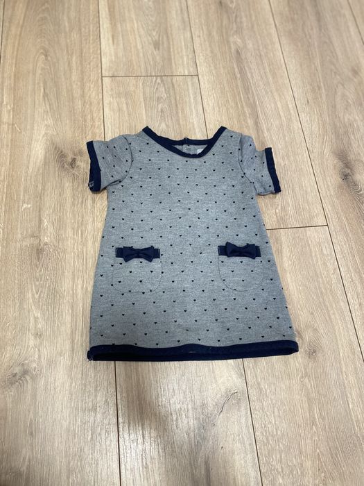 Продам набір одягу для дівчинки 9-12 місяців(два костюми та плаття)