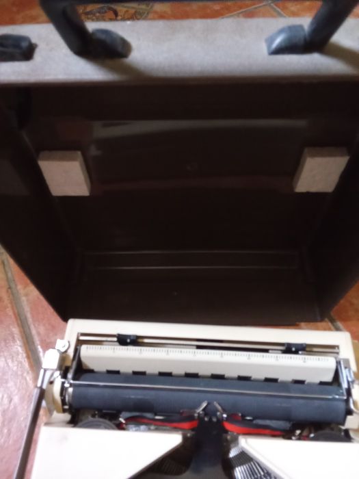 Vendo maquina de escrever OLIVA