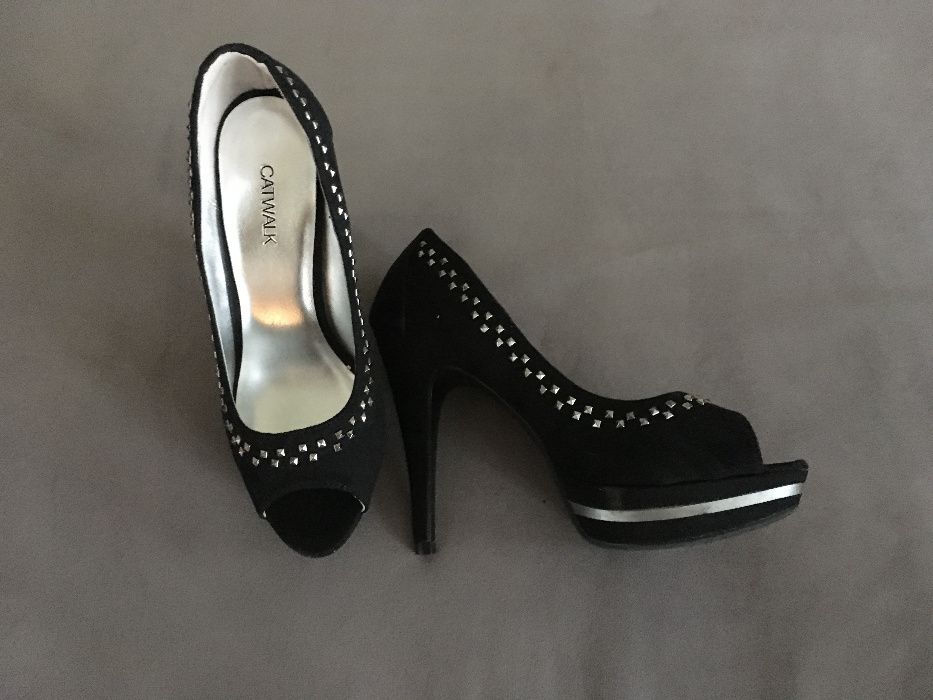 Eleganckie czarne szpilki.