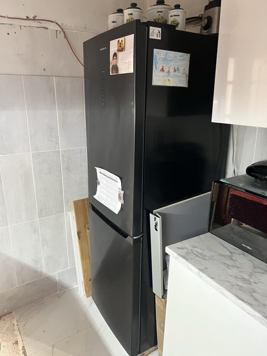 Frigorífico Combinado "Princess" – Preto Mate (No Frost) – Como Novo!