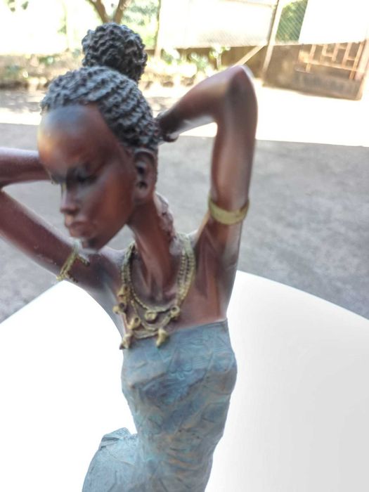 Estatueta muito elegante ,com figura feminina, estilo mulher africada - Peça rara