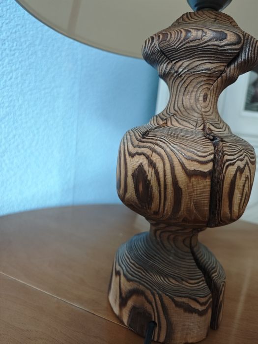 Niepowtarzalna lampa drewno tłoczone