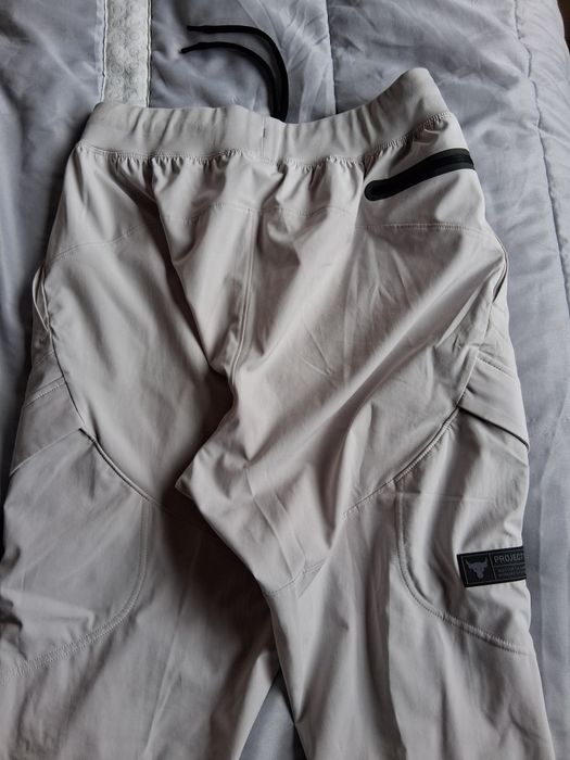 Calças desportivas Under Armour.