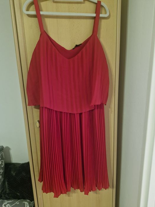 Czerwona plisowana sukienka