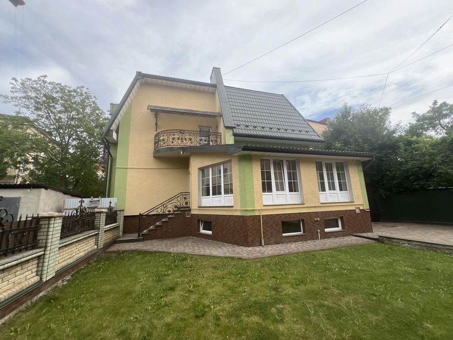 Продається будинок в центрі міста