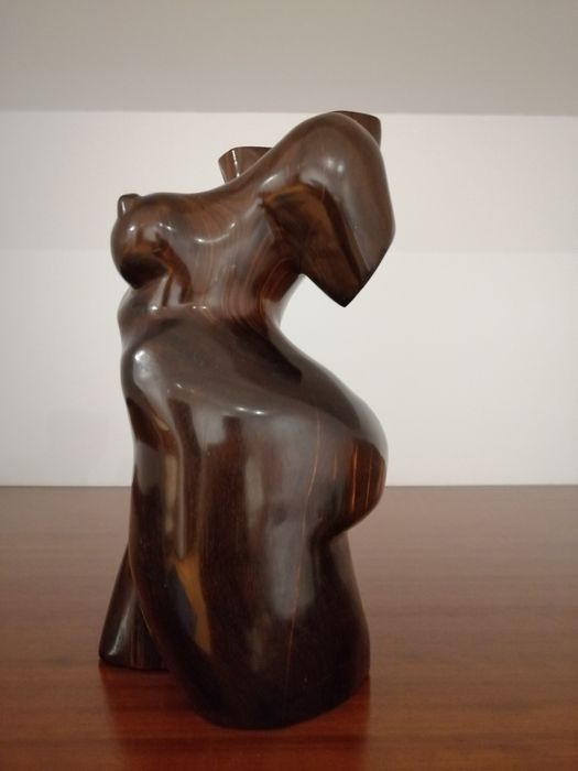 Estatueta em madeira maciça