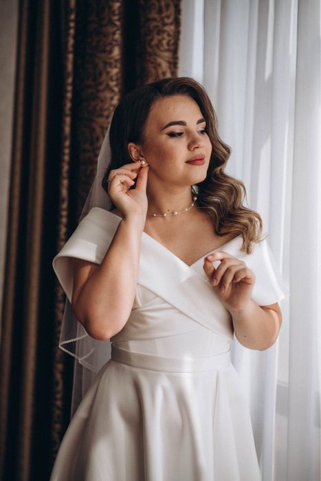 Весільна атласна сукня, гарної якості