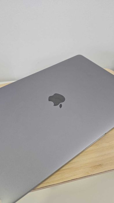 MacBook Pro 13" - Apple M2, 8-Core CPU, 256GB SSD – Como Novo