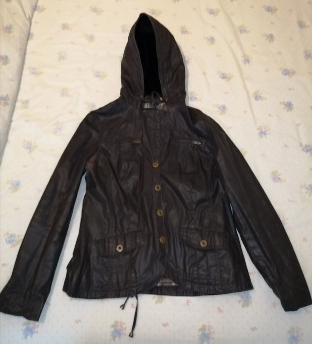 Casaco de cabedal com capuz