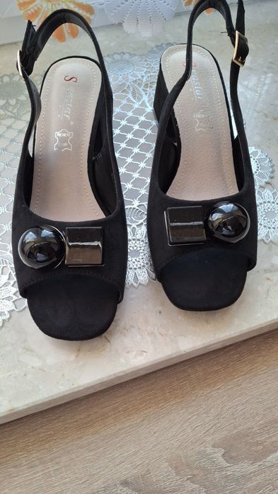 Piękne czarne sandałki