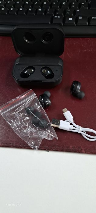 Fones/auriculares novos, sem uso e ainda dentro da caixa.