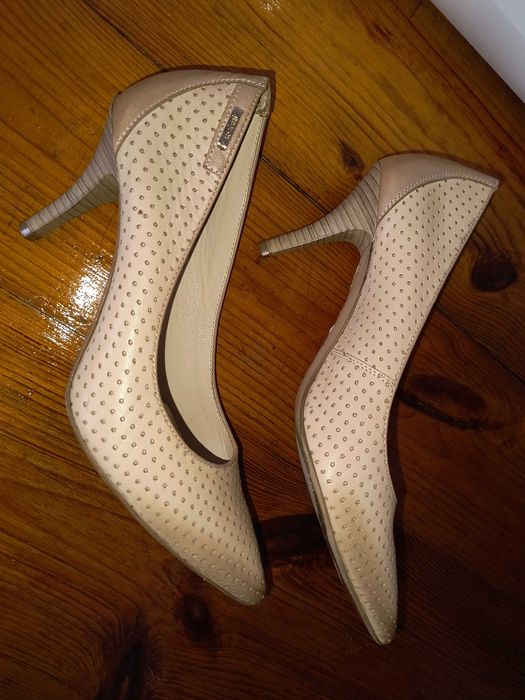 Szpilki Eksbut r. 37 beżowe, eleganckie Giną Piacci