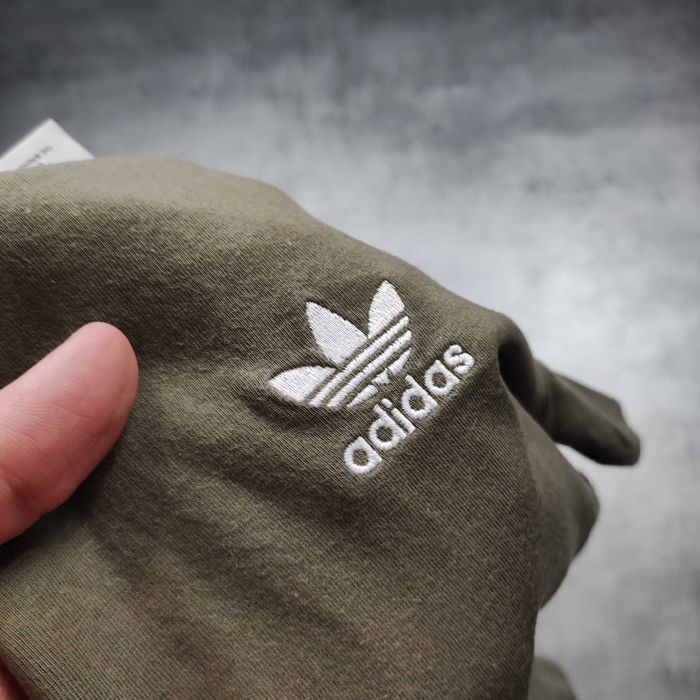 MĘSKA Koszulka Bawełna Oliwka Adidas Originals Haft Logo Casual Lato