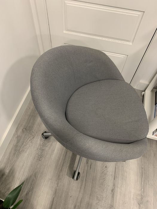 Cadeira Ikea de cor cinza
