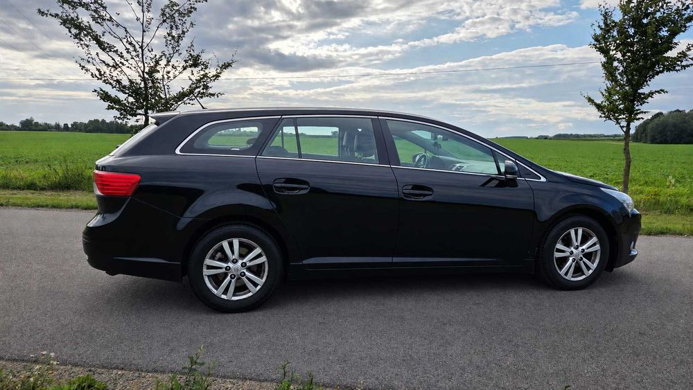 Toyota Avensis 2013 r. kombi 2.0 D-4D