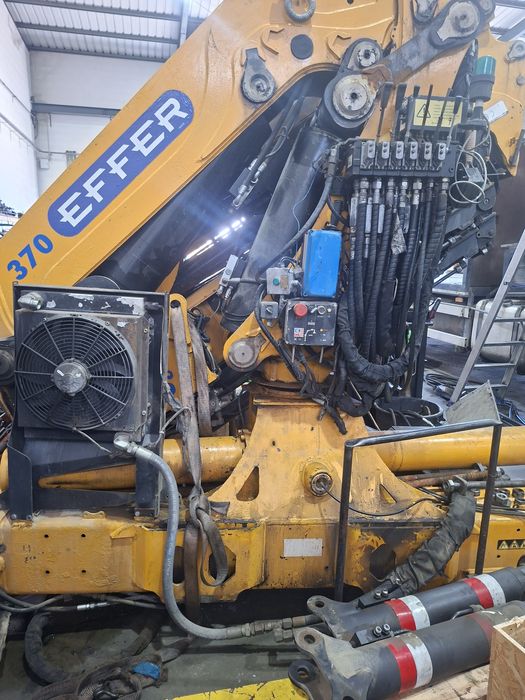 Grua effer 370 com JIB