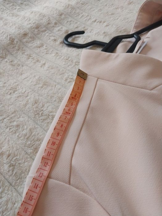 Піджак жіночий пудровий.