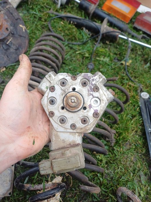 Розпрєділітєль топлива 124 мерседес