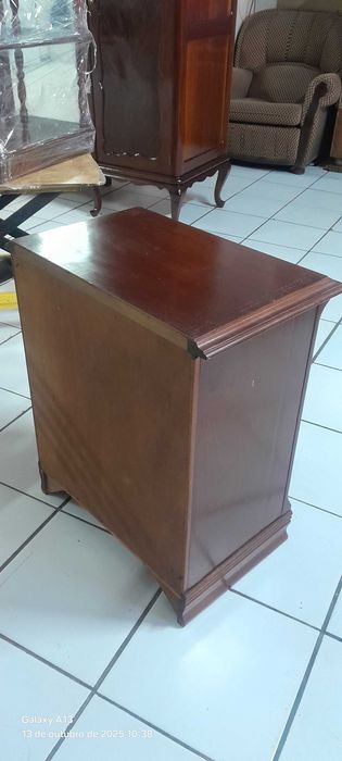 Mesinha de cabeceira nº 1