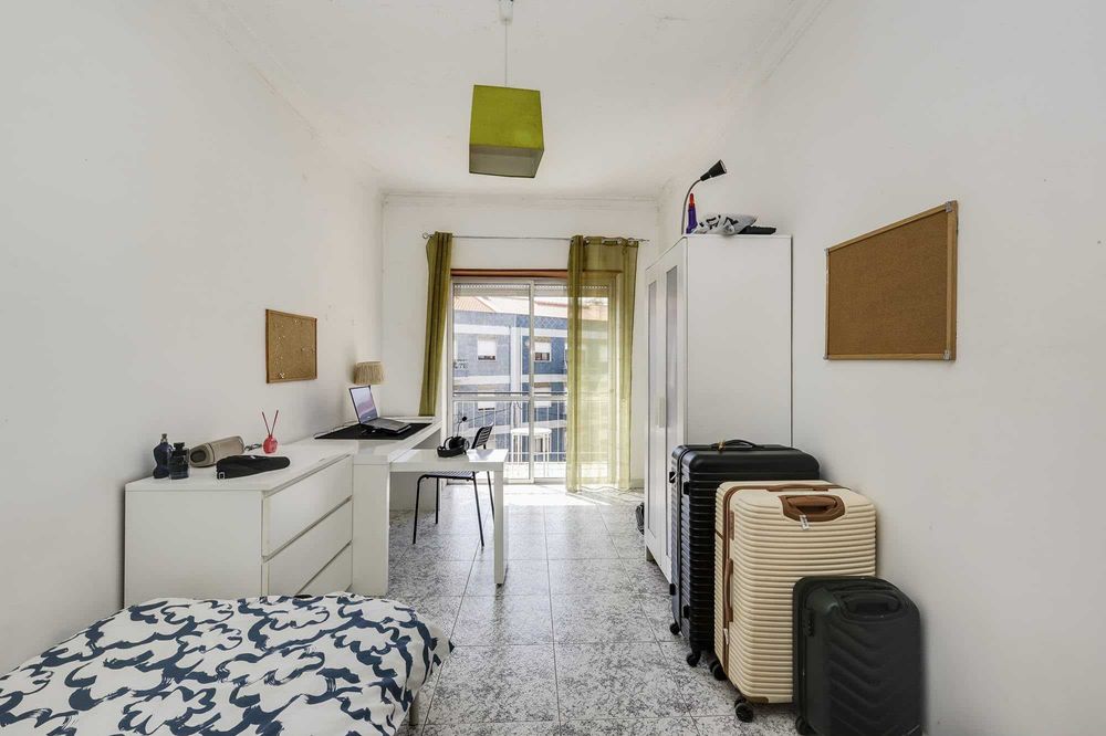 Quartos em T4 mobilado para estudantes | 8 min a pé da NOVA FCT | 2 WC | 105 m²