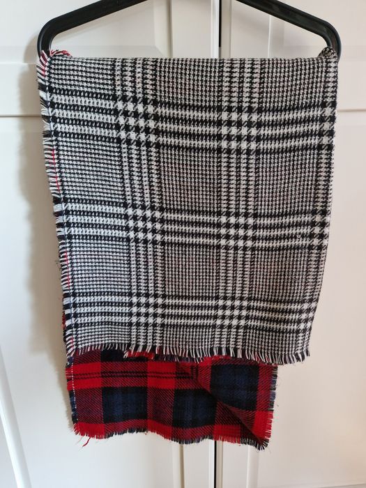 Dwustronny szalik Marie Lund szal w pepitke czarno-bialy