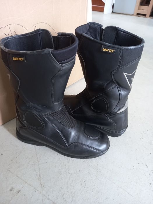 Fatos e Botas Pretas de Mota