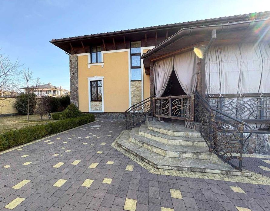 Продаж будинку 355 м² та 21 сот. землі у с. Конопниця