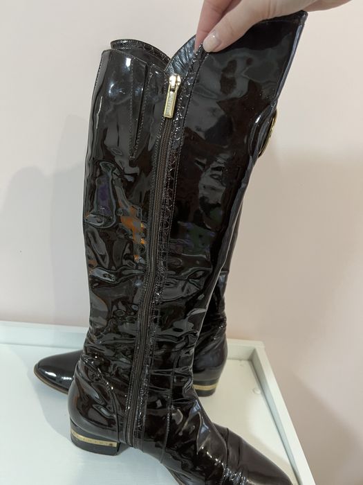 Лаковые зимние сапоги шоколадного цвета