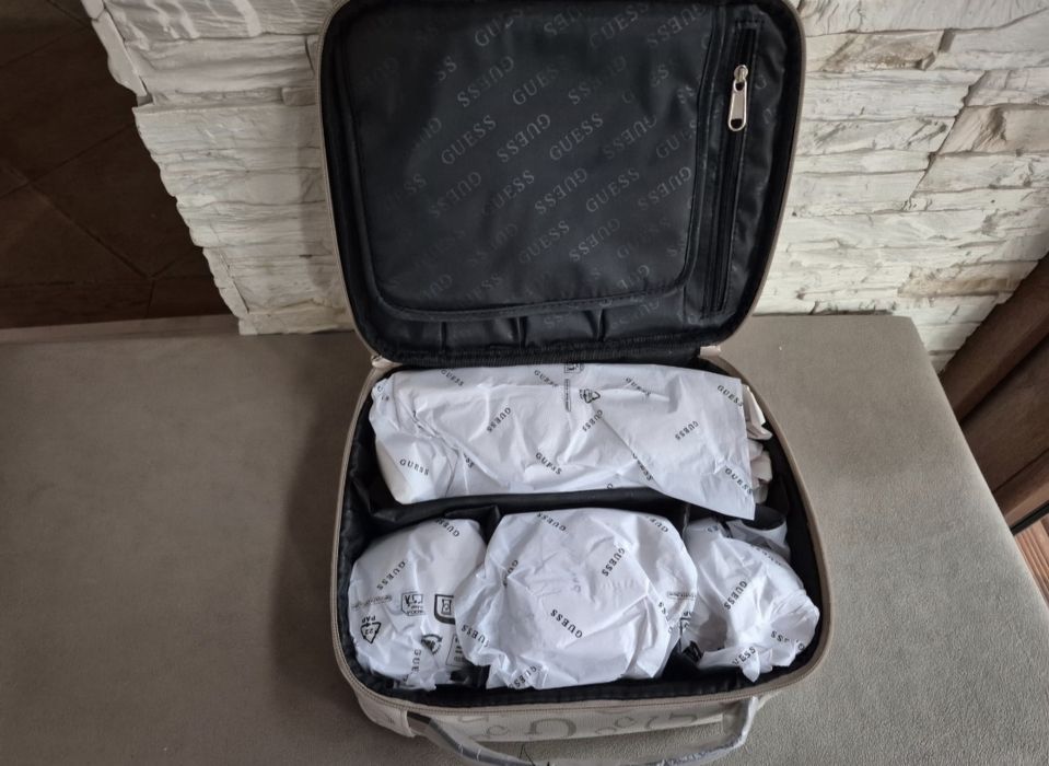 Kosmetyczka Damska Kuferek z organizerem Guess