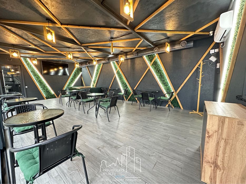 Здам в оренду фасадне приміщення під кафе/фастфуд.