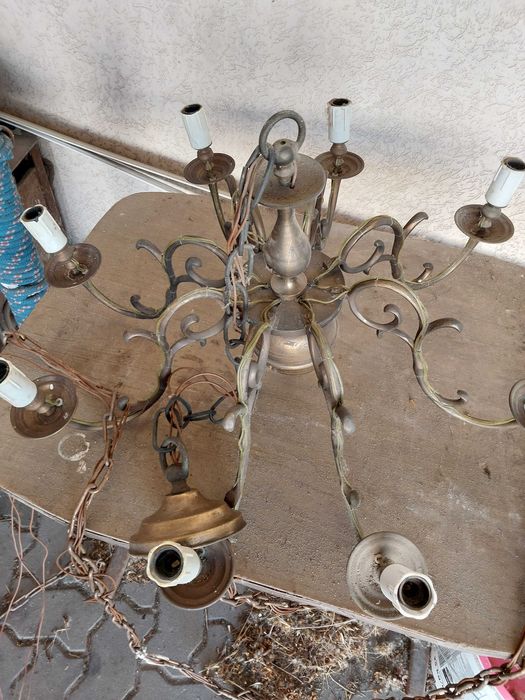 Żyrandol na długim łańcuchu