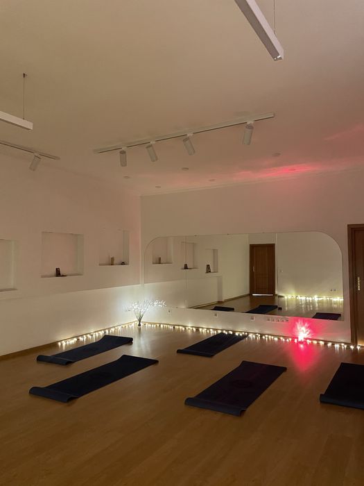 3 хв від метро Оренда світла студія зал погодинно центр йога танці