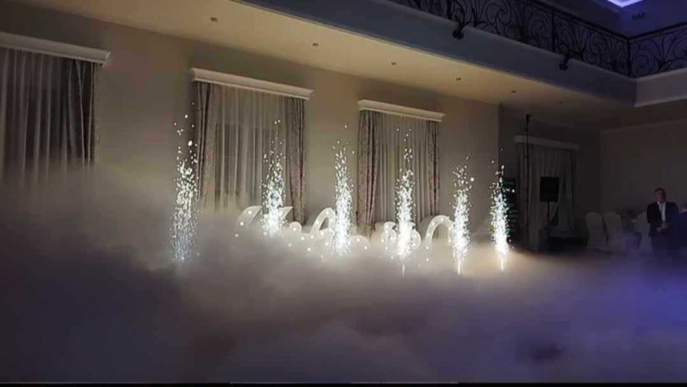 Fotolustro, Ciężki dym, Napis LOVE, Fontanny Iskier1