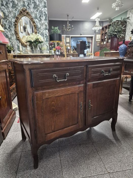 Móvel de Apoio em Madeira Maciça. Oferecemos a entrega em Lisboa.