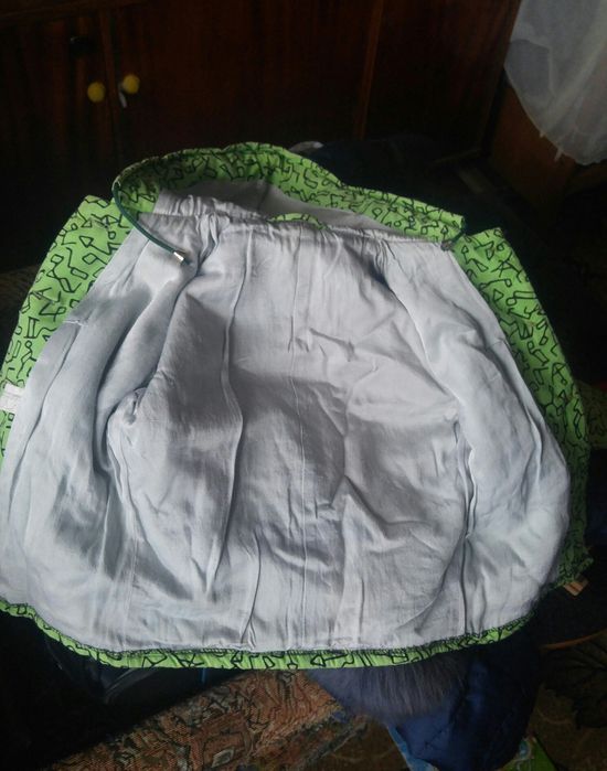 Курточка на девочку демисезонная.