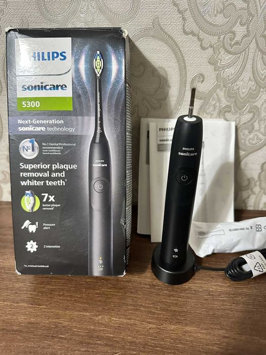 Електрична зубна щітка Philips Sonicare 5300 модель HX7101/01