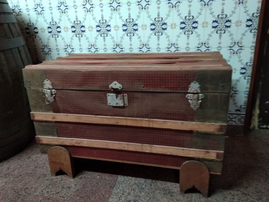 Baú antigo em madeira e lata