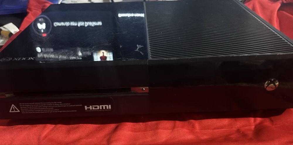 Xbox one com comando e cabos