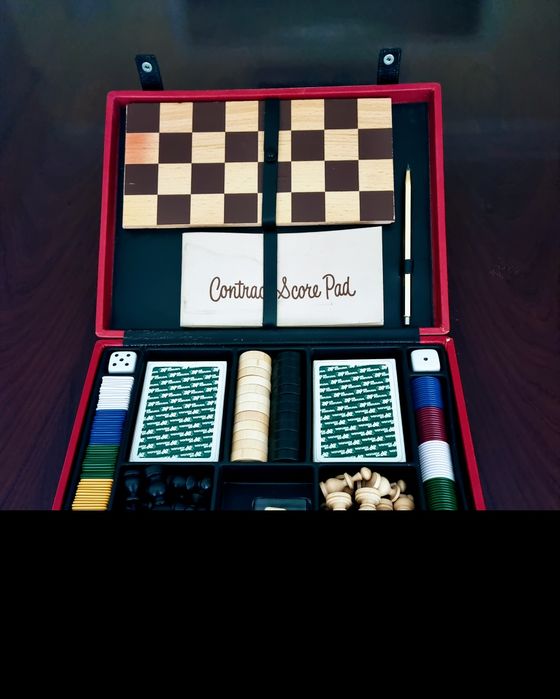 Caixa em pele, anos 70, com vários jogos