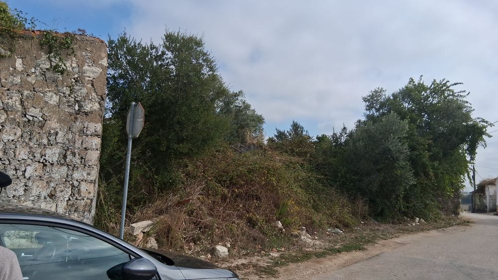 Casa de campo em ruína com terreno