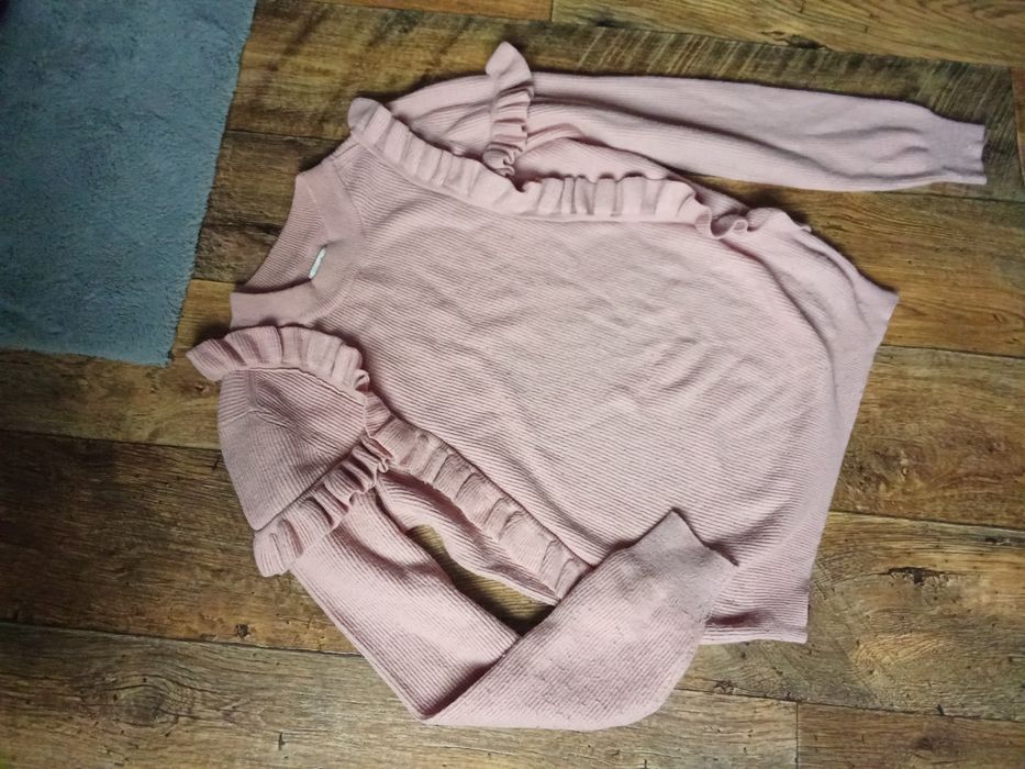 Sweter damski z falbanami