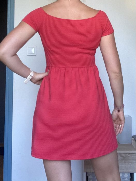 Czerwona sukienka mini dekolt w łódkę M prążki