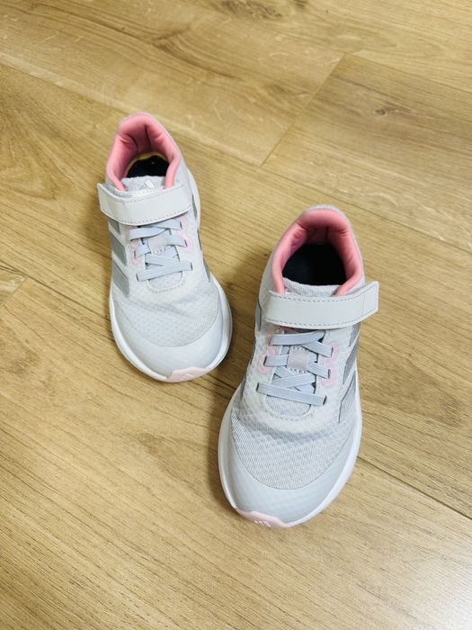 Сірі текстильні дитячі кросівки для дівчаток adidas RUNFALCON 3.0 EL K