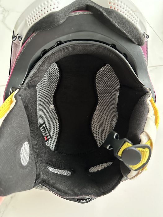 Kask Atomic wraz z okularami