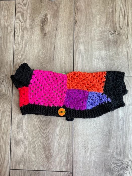 Sweter sweterek kolorowy dla psa ubranko na szydełku szydełkowe M na guziki patchwork
