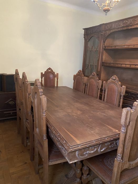 Mobilia sala com móvel mesa e oito cadeiras.