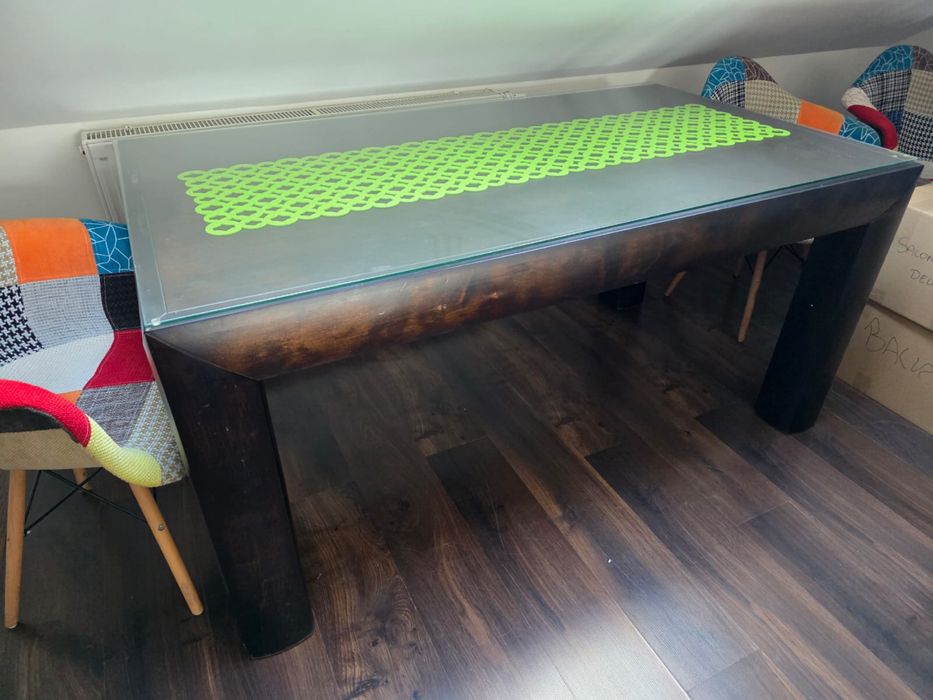 Solidny stół ze szklaną osłoną