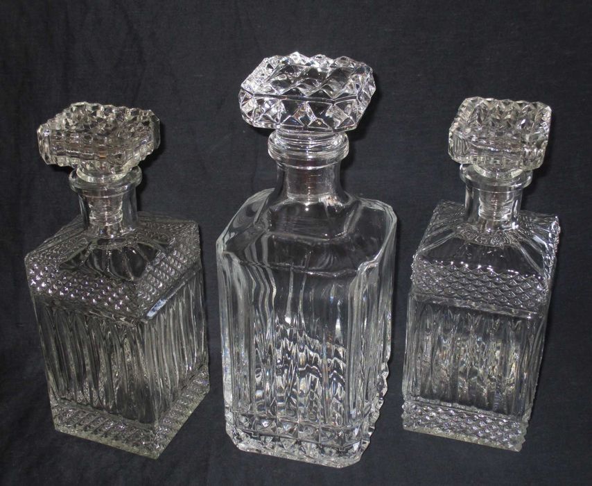 Antigas Garrafas em Vidro Lapidado com tampa + Rolha antiga