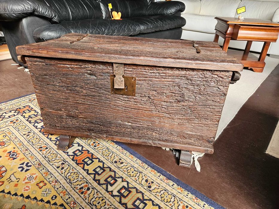 Cómoda / Baú muito antigo - Ideal para decoração - Bom estado geral